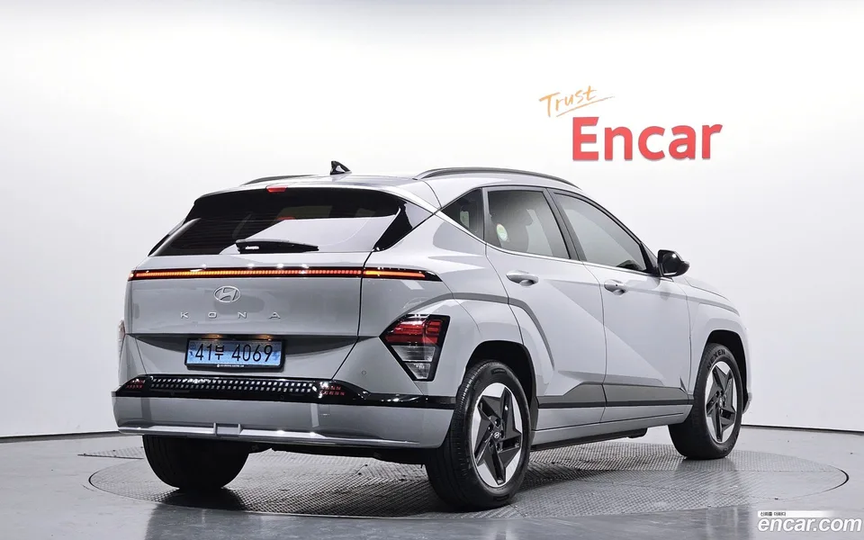 Hyundai Kona Electric 2023 — фото 1, купить с доставкой в Москву