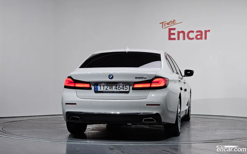 BMW 5 Series 530e 2022 — thumbnail 4