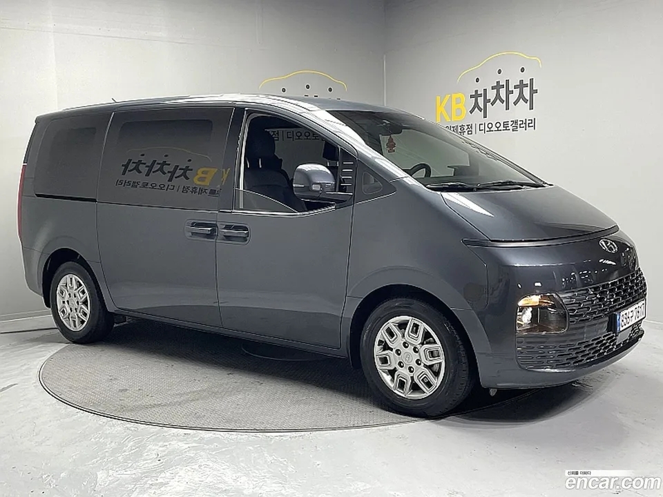 Hyundai Staria 5 2023 — photo 1, buy with delivery to Moscow