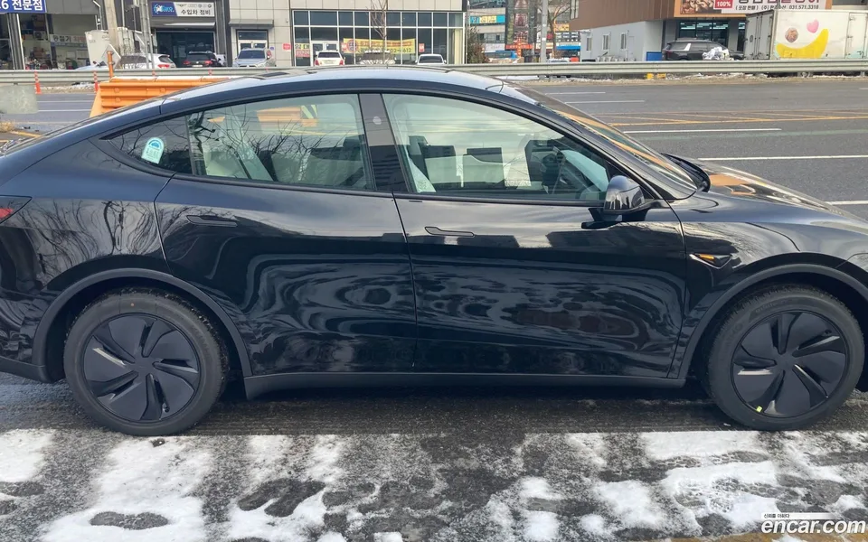 Tesla Model Y RWD 2025 — миниатюра 4
