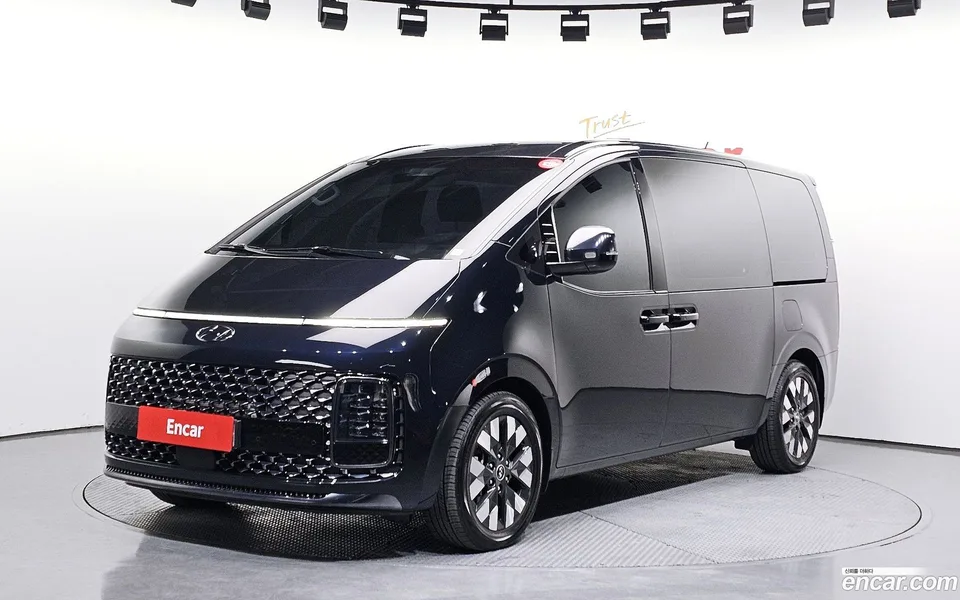 Hyundai Staria 9 2022 — фото 1, купить с доставкой в Москву
