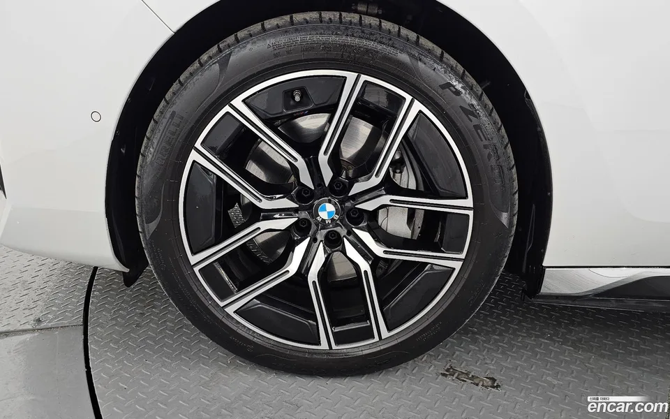 BMW i7 xDrive 60 M 2023 — миниатюра 2