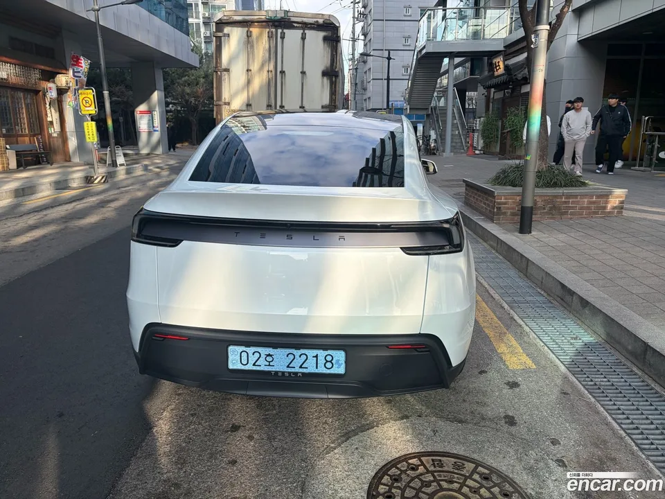 Tesla Model Y RWD 2025 — thumbnail 3