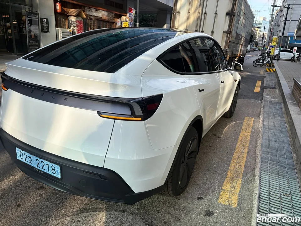 Tesla Model Y RWD 2025 — thumbnail 4