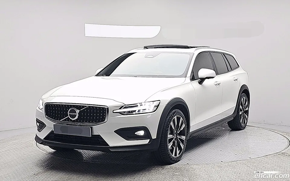 Volvo V60 Cross Country B5 AWD 2024 — фото 1, купить с доставкой в Москву