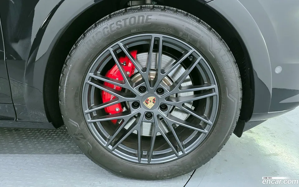 Porsche Cayenne 4.0 GTS 2025 — миниатюра 2