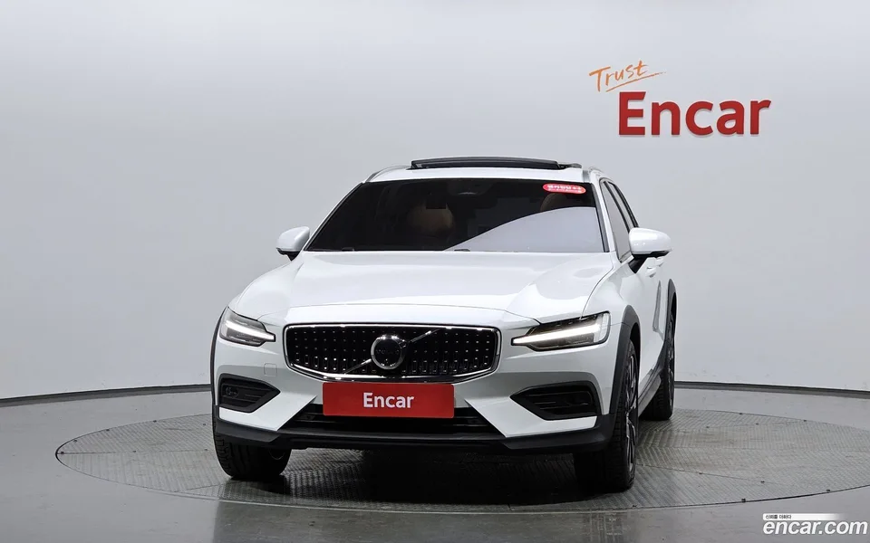 Volvo V60 Cross Country B5 AWD 2023 — миниатюра 3