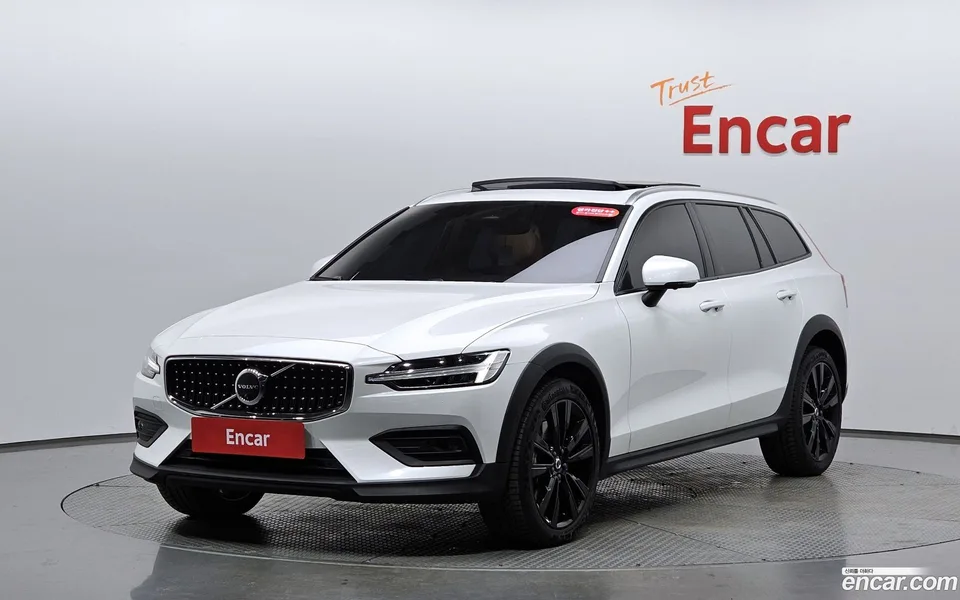 Volvo V60 Cross Country B5 AWD 2023 — фото 1, купить с доставкой в Москву