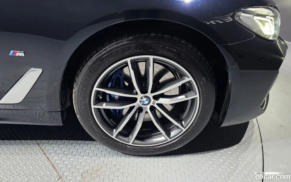 BMW 5 Series 520i M 2023 — миниатюра 2