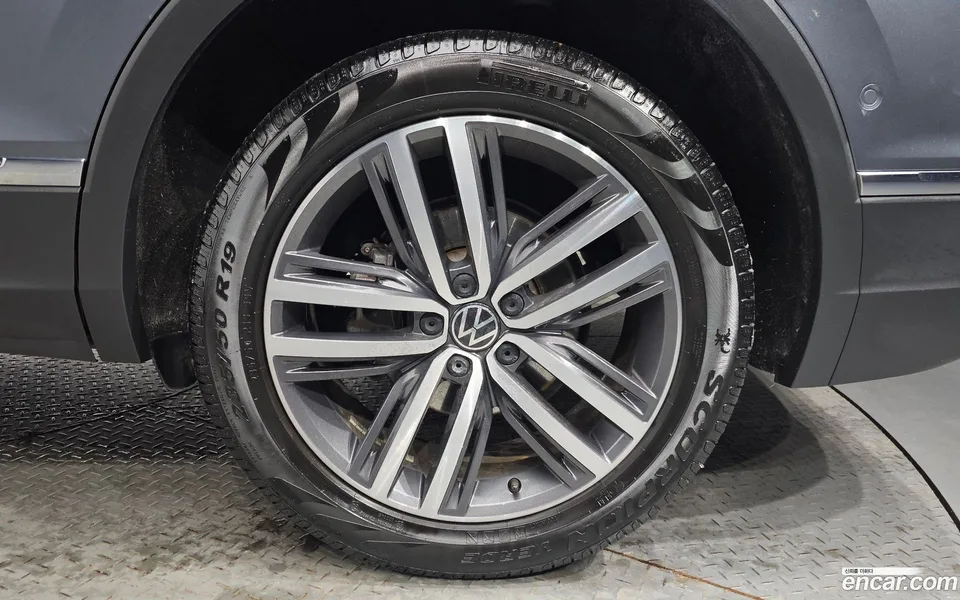 Volkswagen Tiguan Allspace 2.0 TSI 2023 — миниатюра 5