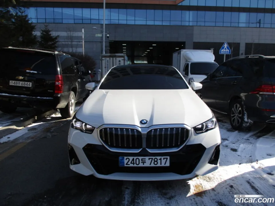 BMW 5 Series 530i xDrive M 2024 — фото 1, купить с доставкой в Москву