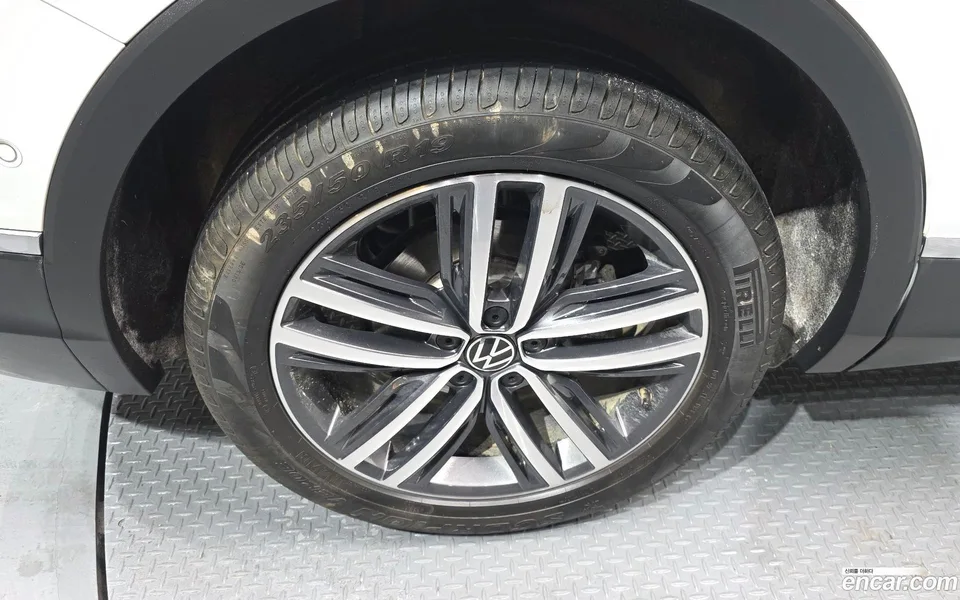 Volkswagen Tiguan Allspace 2.0 TSI 2023 — миниатюра 2