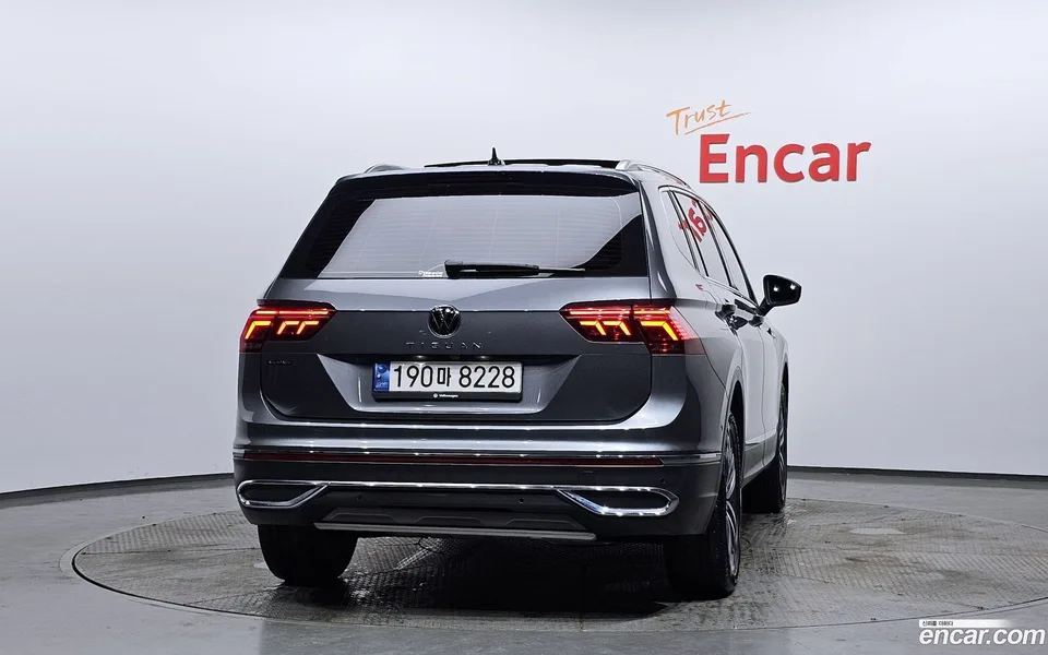Volkswagen Tiguan Allspace 2.0 TSI 2023 — миниатюра 4