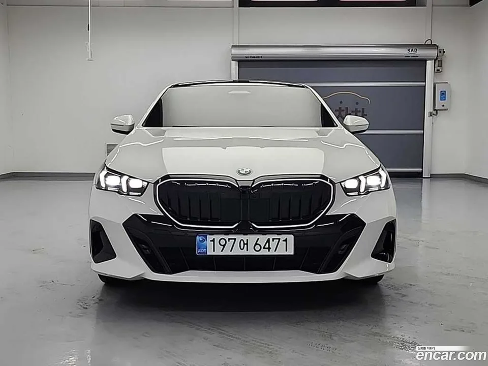 BMW 5 Series 520i 2024 — фото 1, купить с доставкой в Москву