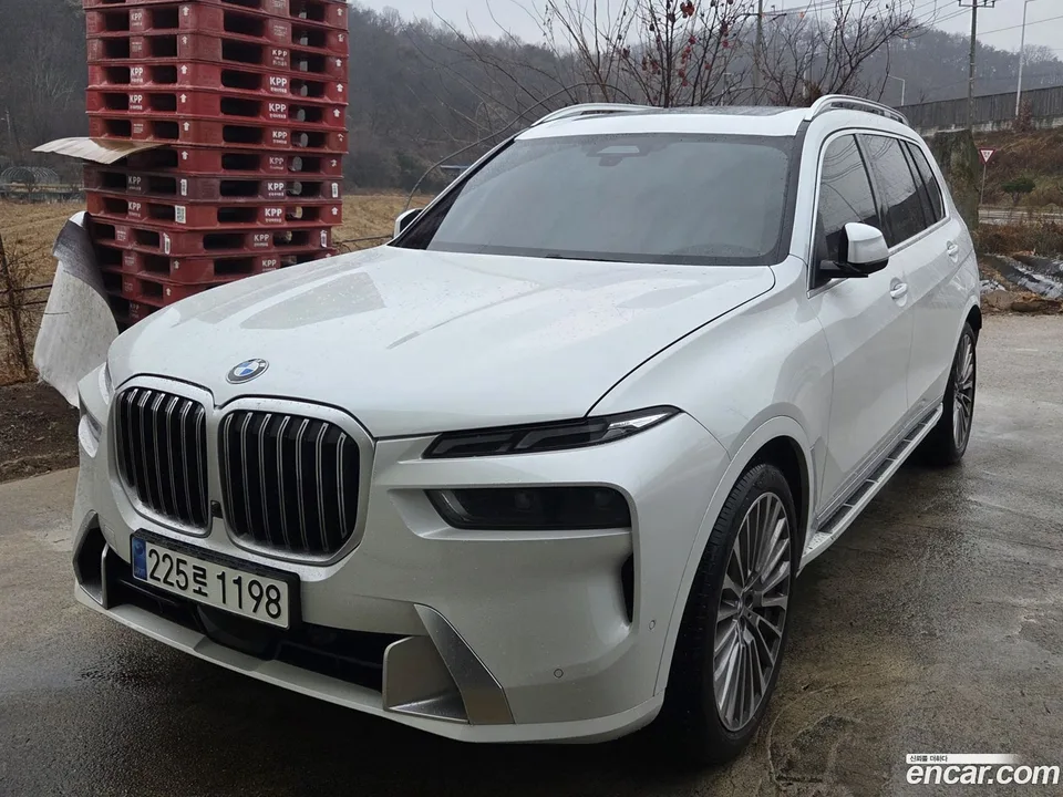 BMW X7 xDrive 40i 7 2025 — фото 1, купить с доставкой в Москву
