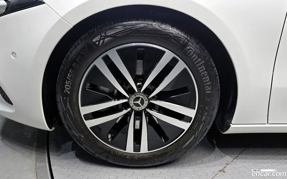 Mercedes-Benz A-Class A220 2022 — миниатюра 2