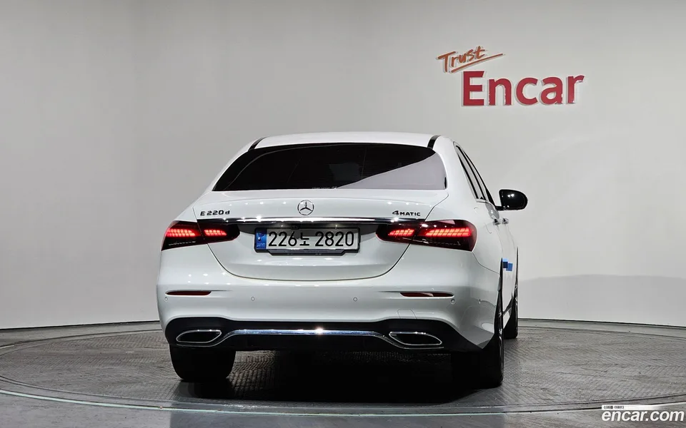 Mercedes-Benz E-Class E220d 4MATIC AMG Line 2022 — миниатюра 4