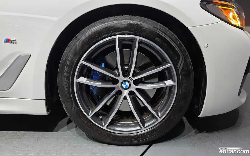 BMW 5 Series 520i M 2022 — миниатюра 2