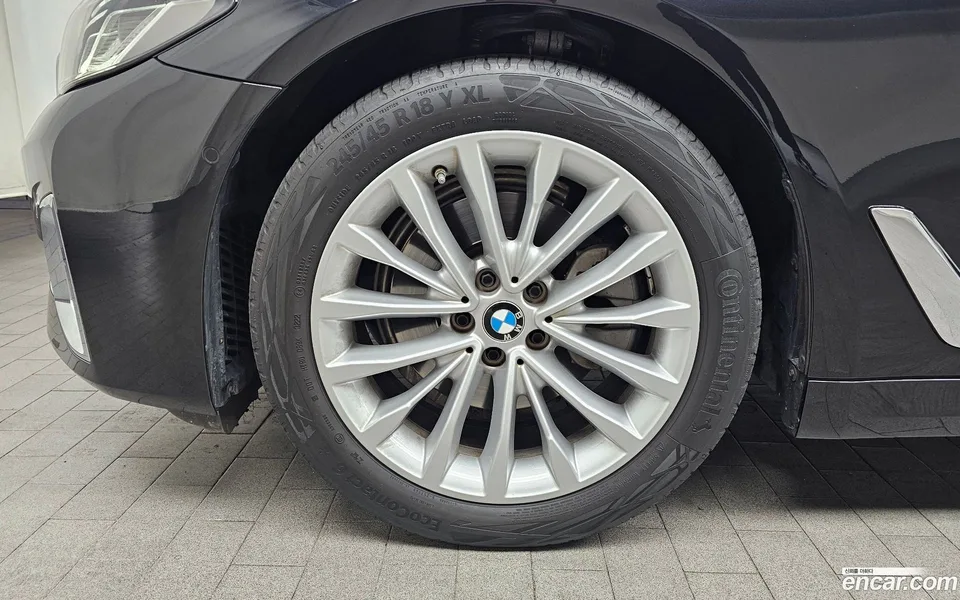 BMW 5 Series 520i 2023 — миниатюра 2