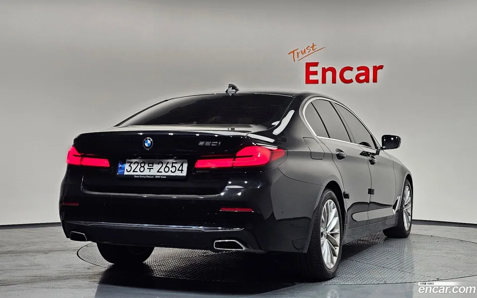 BMW 5 Series 520i 2023 — миниатюра 2