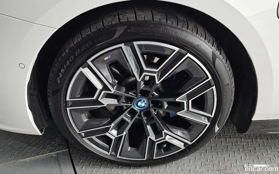 BMW 5 Series 530e xDrive M 2024 — миниатюра 5