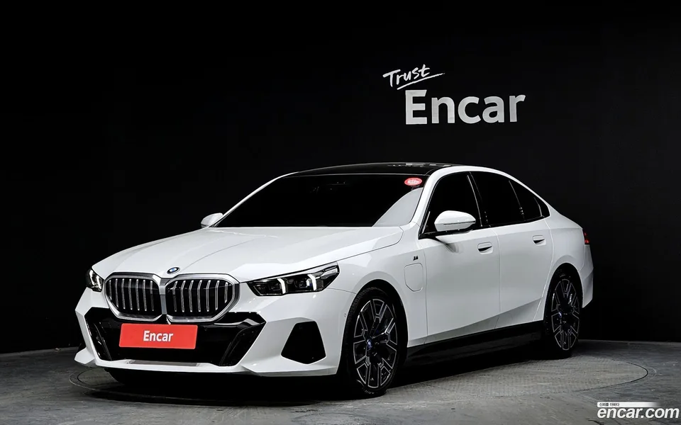 BMW 5 Series 530e xDrive M 2024 — фото 1, купить с доставкой в Москву