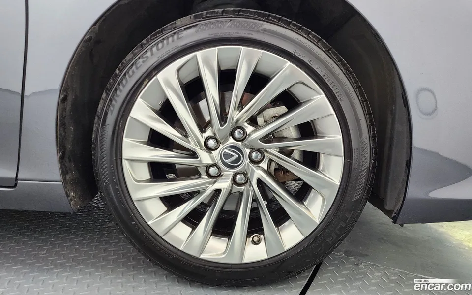 Lexus ES 300h 2023 — миниатюра 5