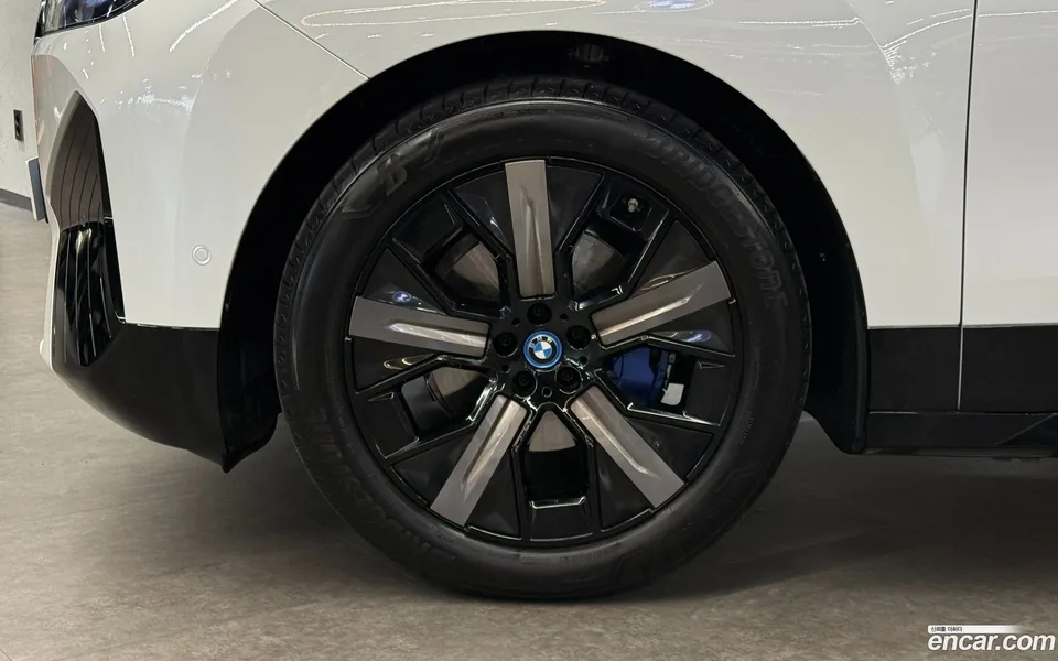 BMW iX xDrive50 2025 — миниатюра 5