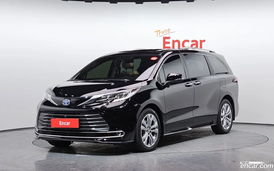 Toyota Sienna 2.5 2WD 2023 — фото 1, купить с доставкой в Москву