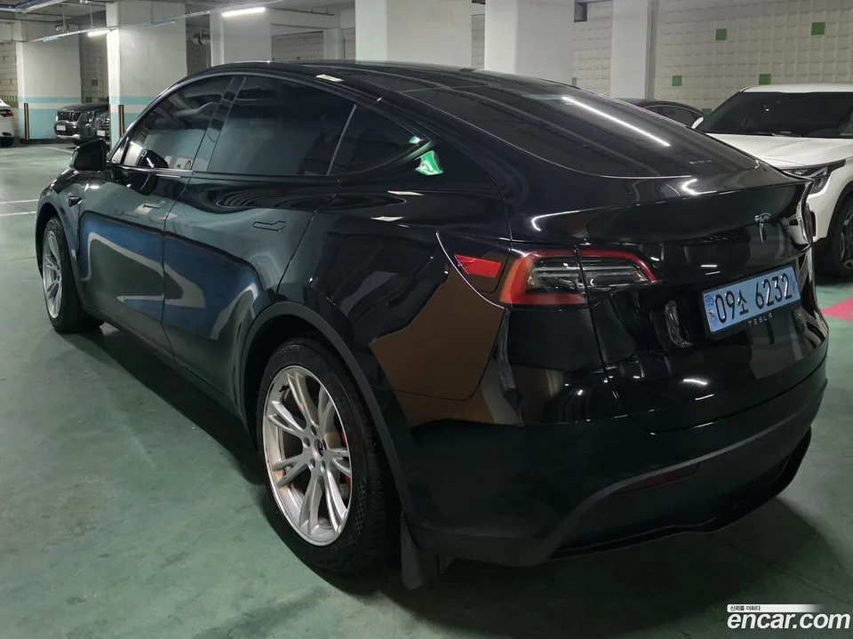 Tesla Model Y RWD 2023 — миниатюра 2