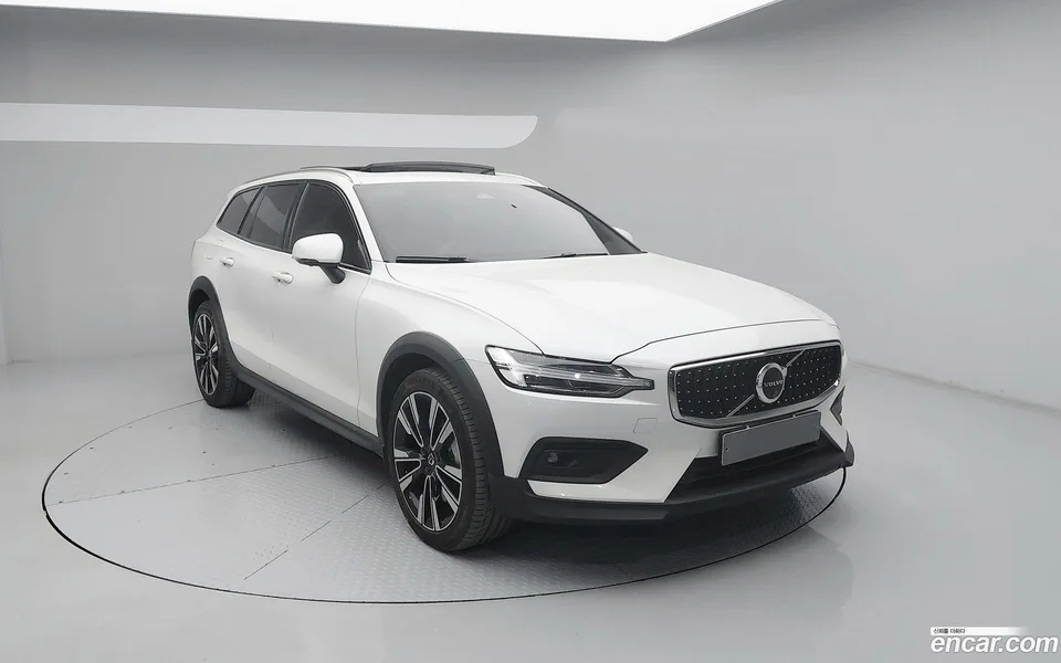 Volvo V60 Cross Country B5 AWD 2024 — миниатюра 3