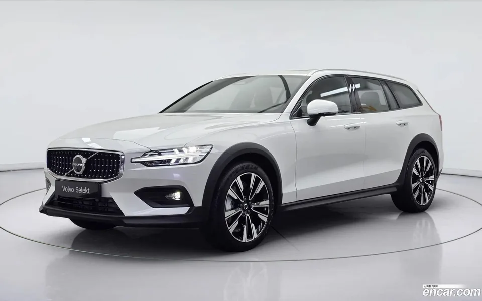 Volvo V60 Cross Country B5 AWD 2025 — фото 1, купить с доставкой в Москву