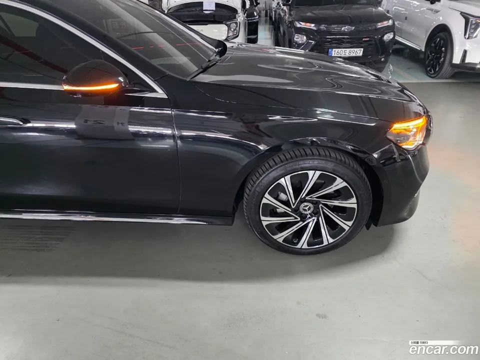 Mercedes-Benz E-Class E300 4MATIC 2024 — thumbnail 4