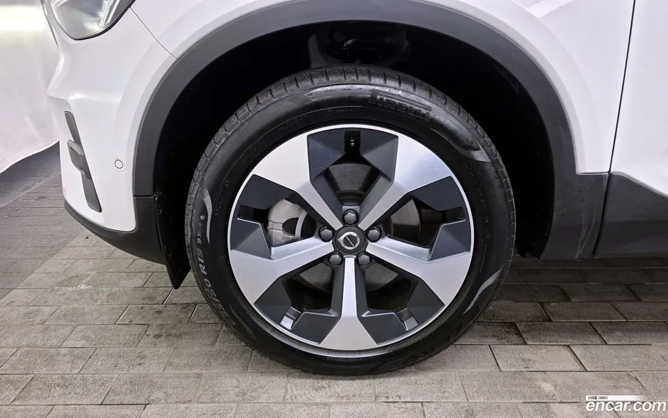 Volvo XC40 B4 2023 — миниатюра 2