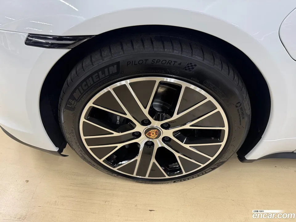 Porsche Taycan 2024 — миниатюра 2