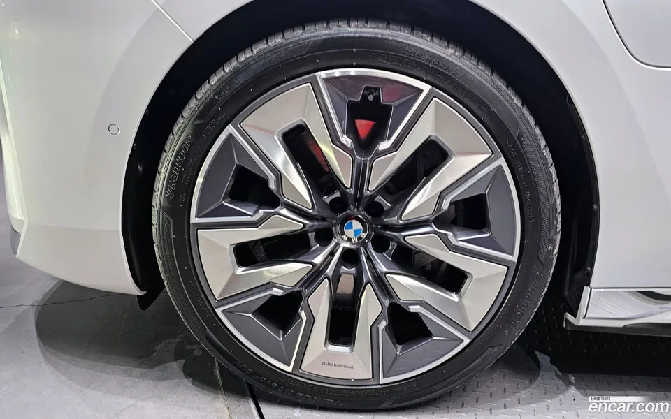 BMW 7 Series 750e xDrive 2023 — миниатюра 2