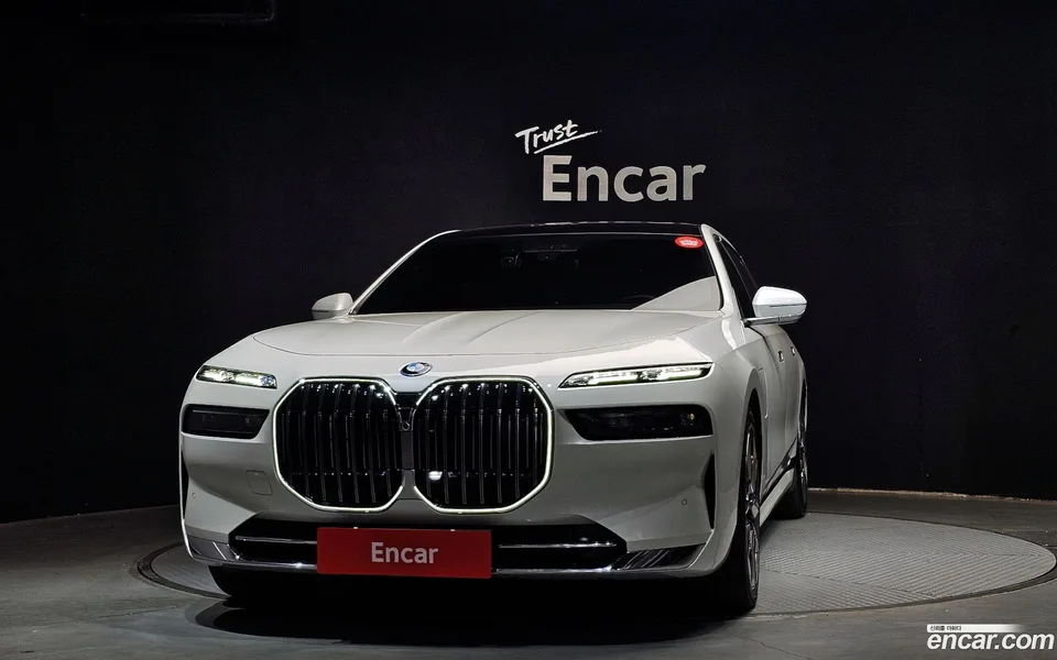 BMW 7 Series 750e xDrive 2023 — миниатюра 3
