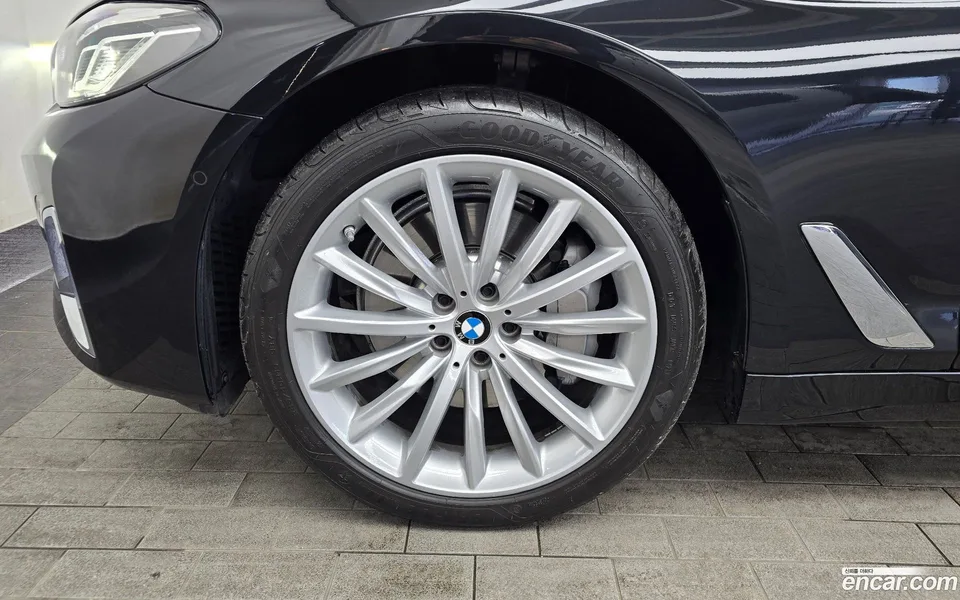 BMW 5 Series 530i xDrive 2023 — миниатюра 5