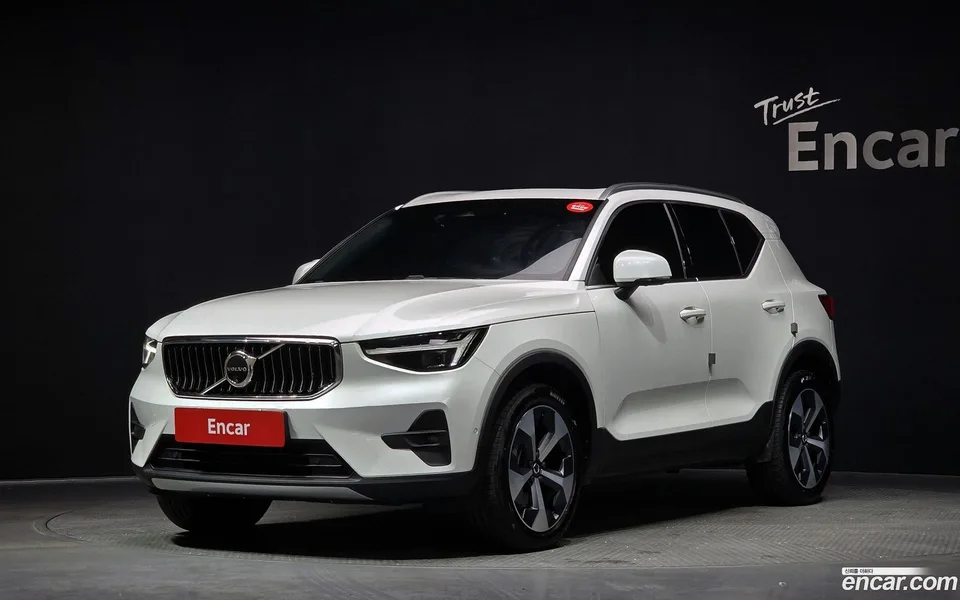 Volvo XC40 B4 2023 — фото 1, купить с доставкой в Москву