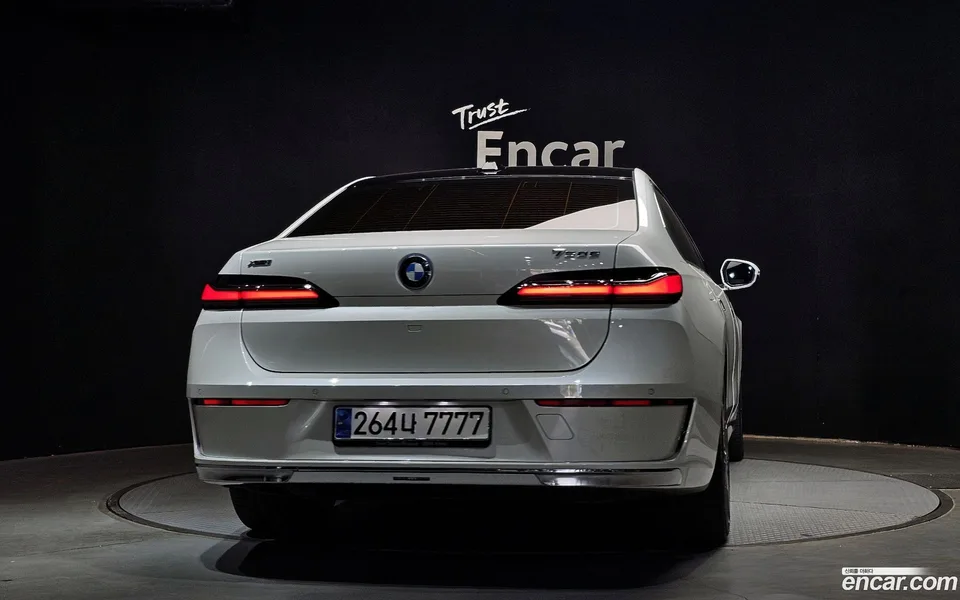 BMW 7 Series 750e xDrive 2023 — миниатюра 4