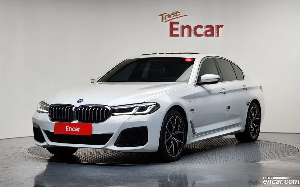 BMW 5 Series 530e M 2022 — фото 1, купить с доставкой в Москву