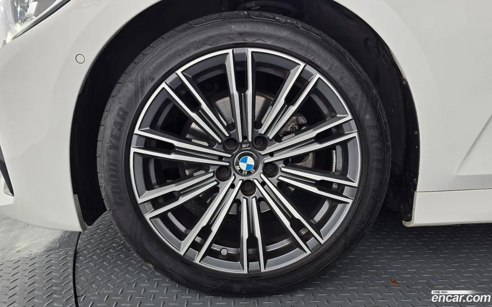 BMW 3 Series 320i M 2022 — миниатюра 2