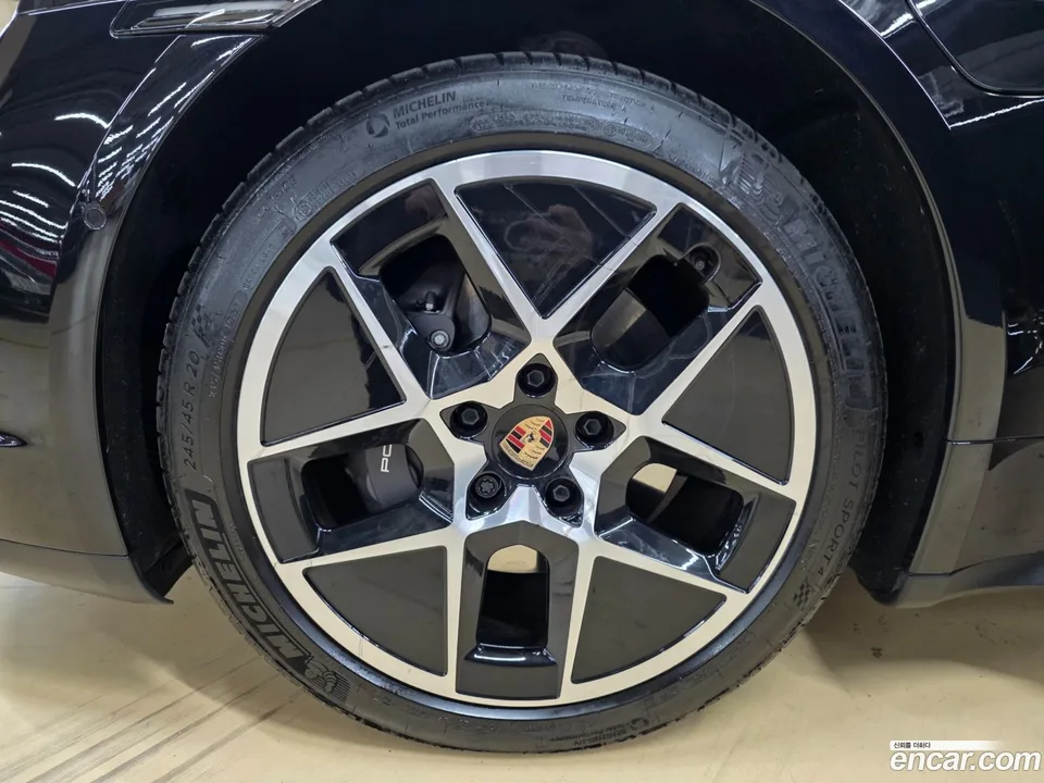 Porsche Taycan 2024 — миниатюра 2