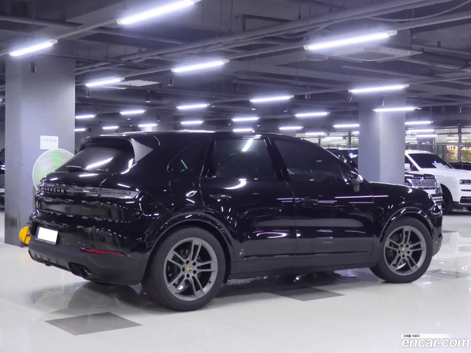 Porsche Cayenne 3.0 2023 — фото 1, купить с доставкой в Москву
