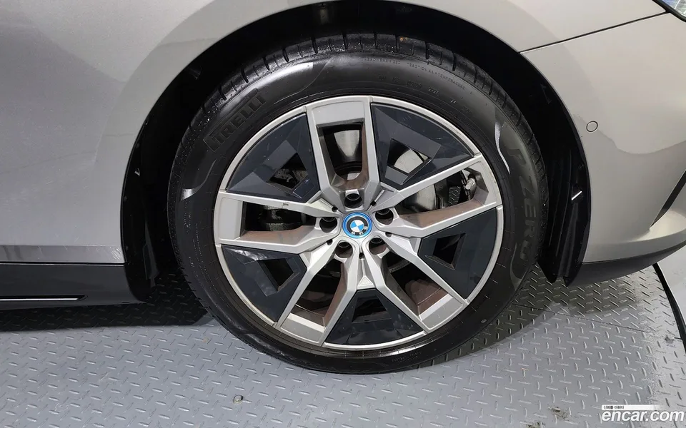 BMW 5 Series 530e 2024 — миниатюра 5