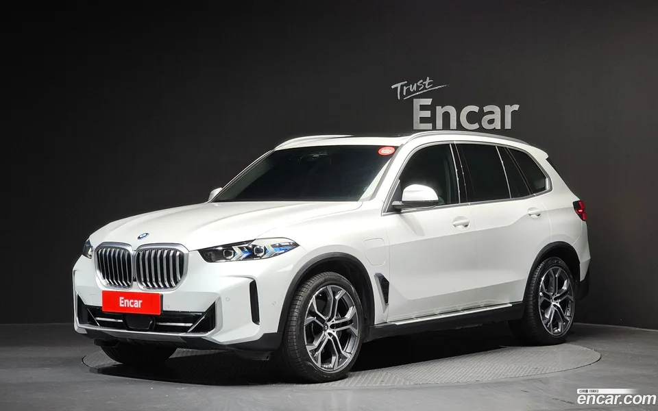 BMW X5 xDrive 50e xLine 2025 — фото 1, купить с доставкой в Москву