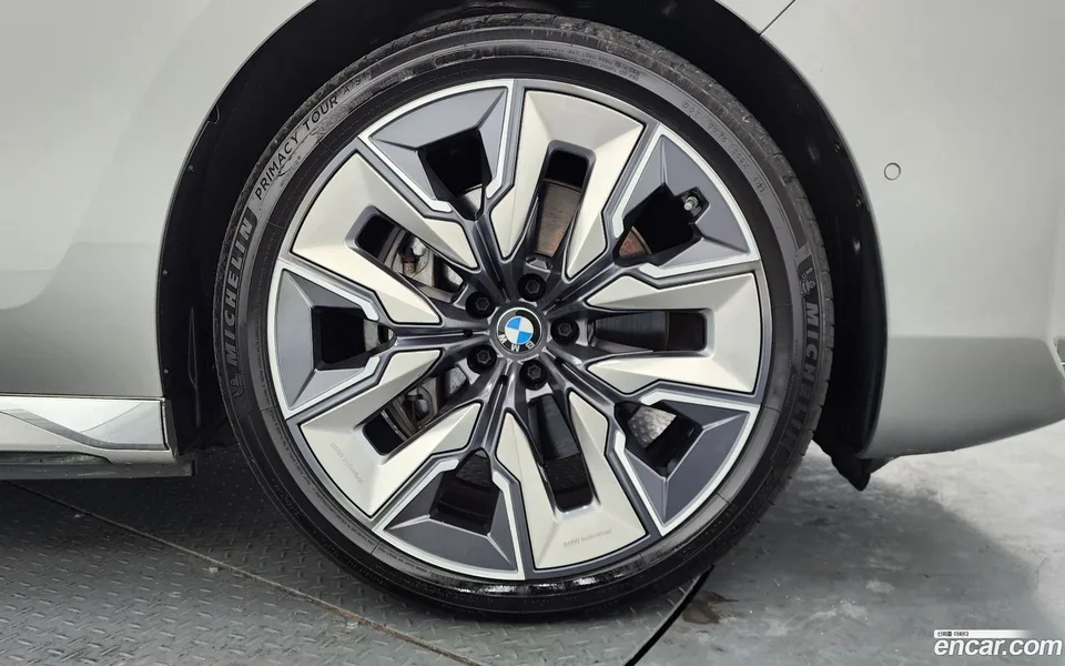 BMW i7 xDrive 60 2023 — миниатюра 2