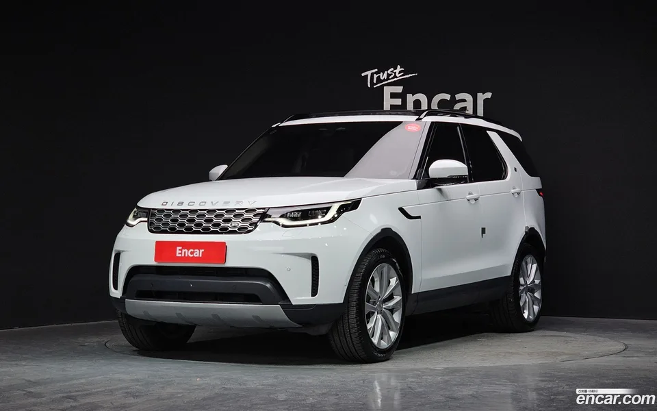 Land Rover Discovery 2.0 P300 SE 2023 — фото 1, купить с доставкой в Москву