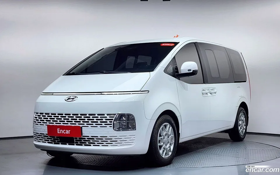 Hyundai Staria 5 2023 — фото 1, купить с доставкой в Москву