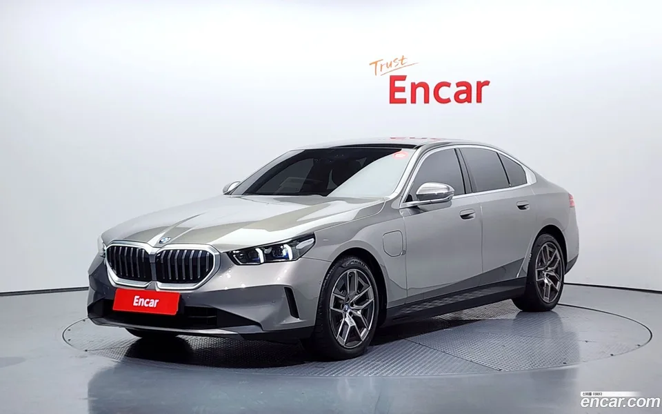 BMW 5 Series 530e 2024 — фото 1, купить с доставкой в Москву